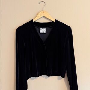 Dressing Clio Black Velvet Cropped Cardigan V-Neck Single Button Long Sleeve Top